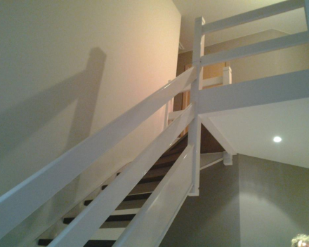 Schilderwerken van meubilair en bestaande trappen